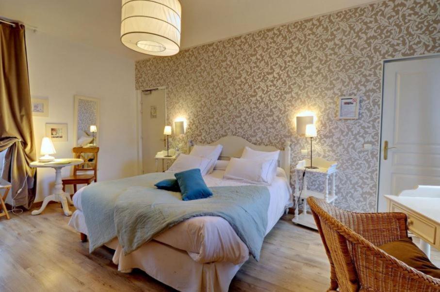 Logis Hotel De La Chapelle Milon-la-Chapelle Eksteriør billede
